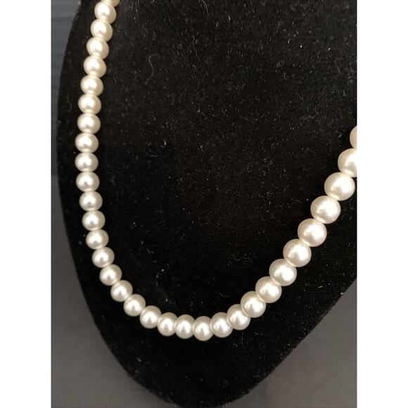 Vintage Costume Jewelry Faux Pearl Necklace 19" with Clasp Nice Quality - Picture 2 of 8